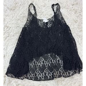 Black sleeveless lace pattern blouse by Belle de size small